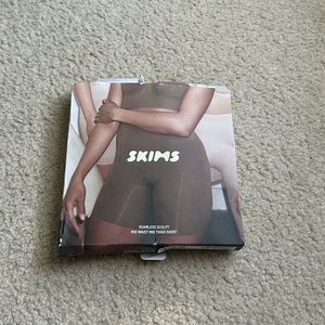 Skims seamless sculpt mid waist mid thigh short size medium